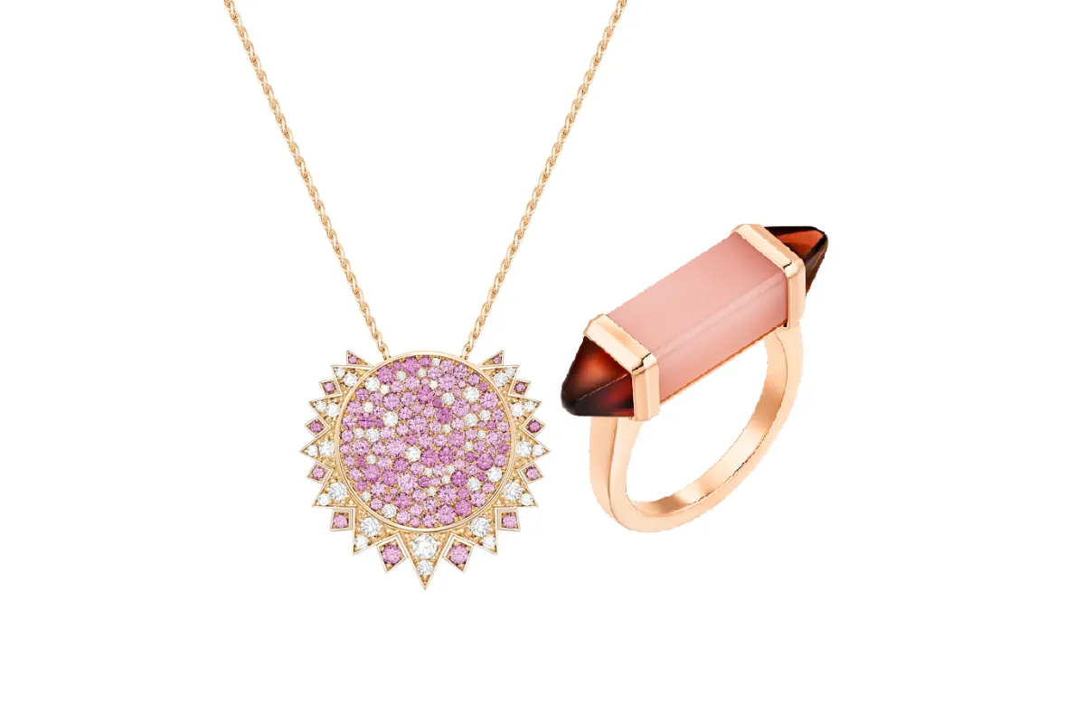 مجوهرات مرصعة بأحجار اللون الزهري