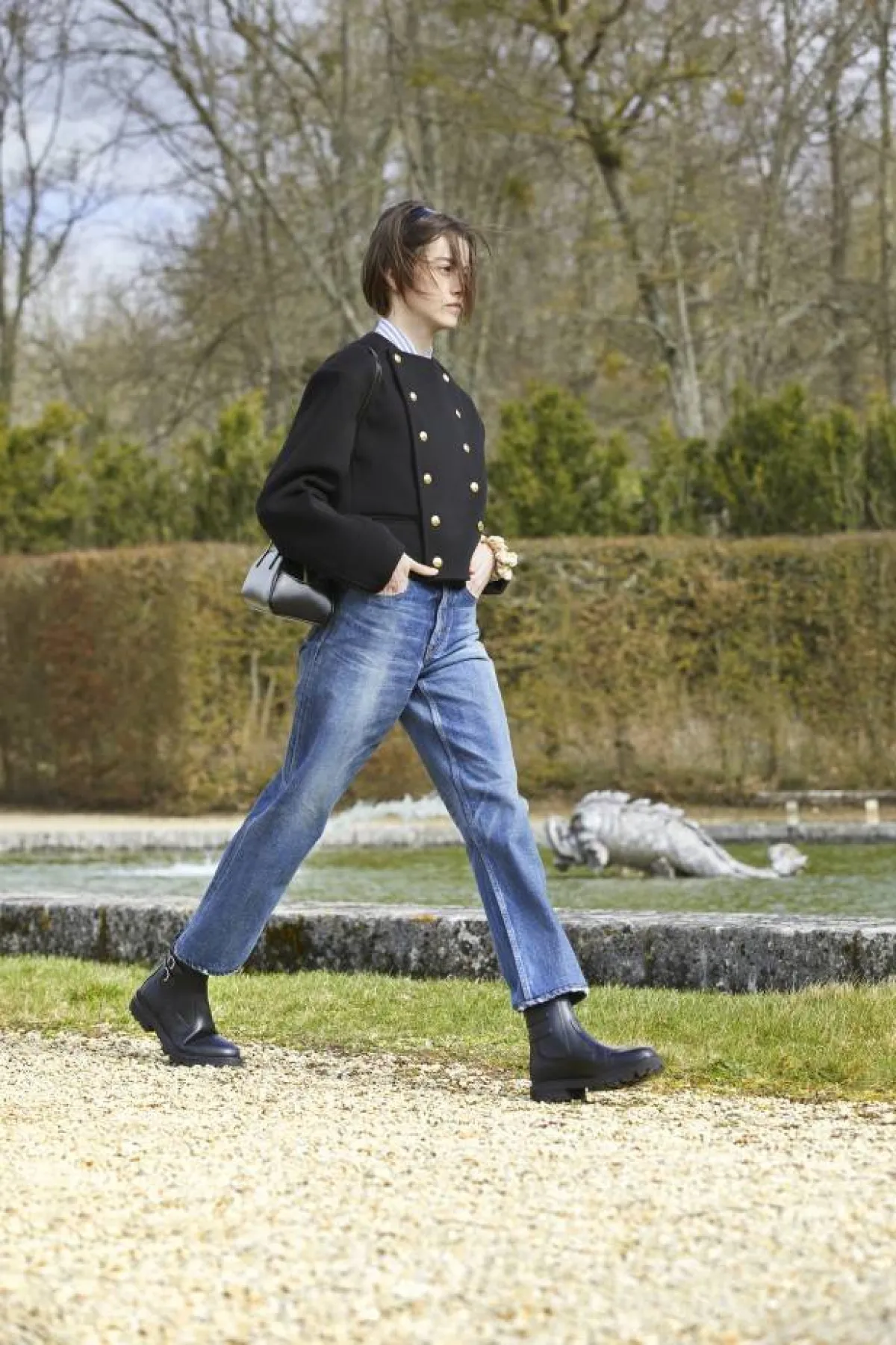 بنطلون جينز واسع قصير مع جاكيت أسود قصير 