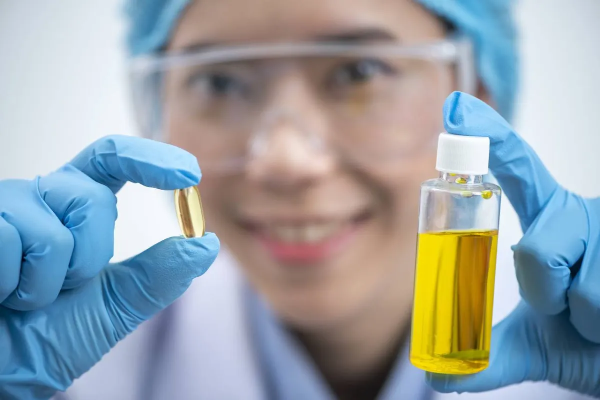 صورة لطبيبة تعرض زيت كبد الحوت