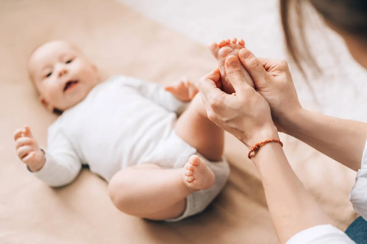 أم تدلك مولودها