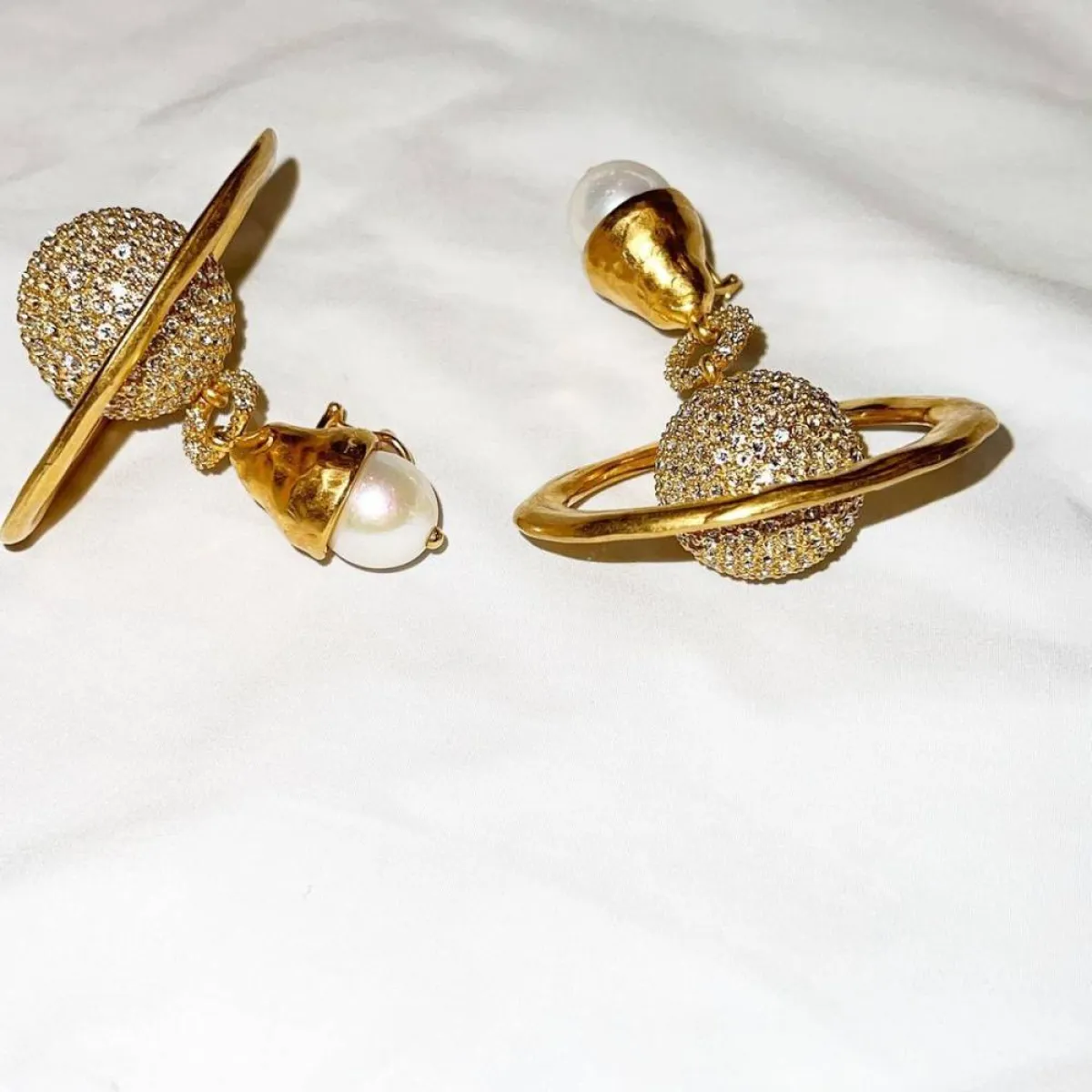 أقراط كوكب زحل من مجوهرات دار Schiaparelli-الصورة من صفحة منسقة المظهر Jamie Mizrahi على انستغرام