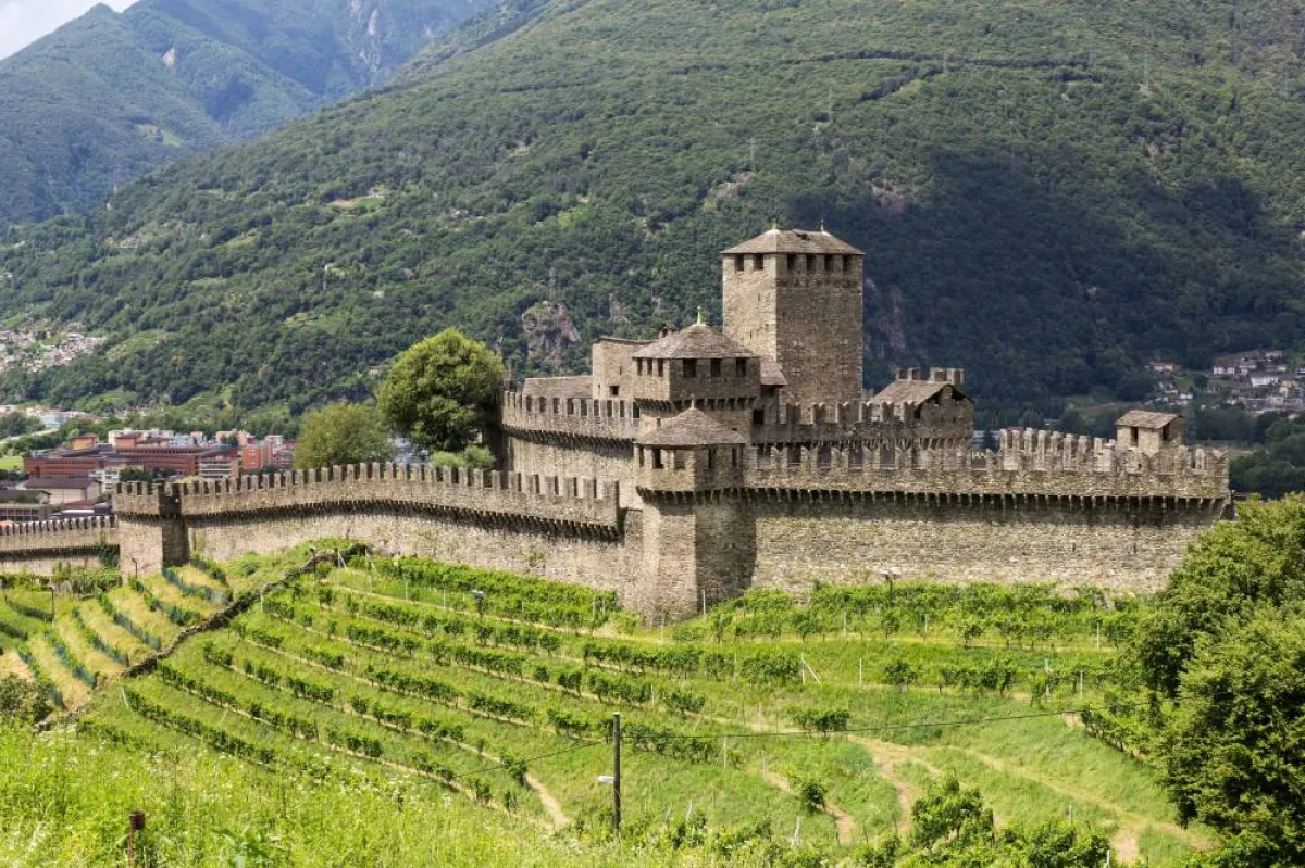 كاستيلو دي مونتيبيلو تقدم مثالاً عن فنّ التحصين