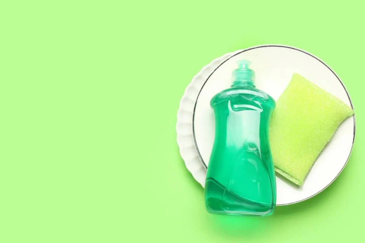 الماء الدافئ وسائل الجلي في تسليك المواسير