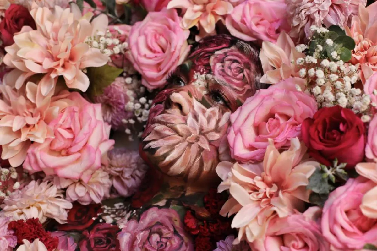 الاختفاء بين الزهور - بالإيهام البصري