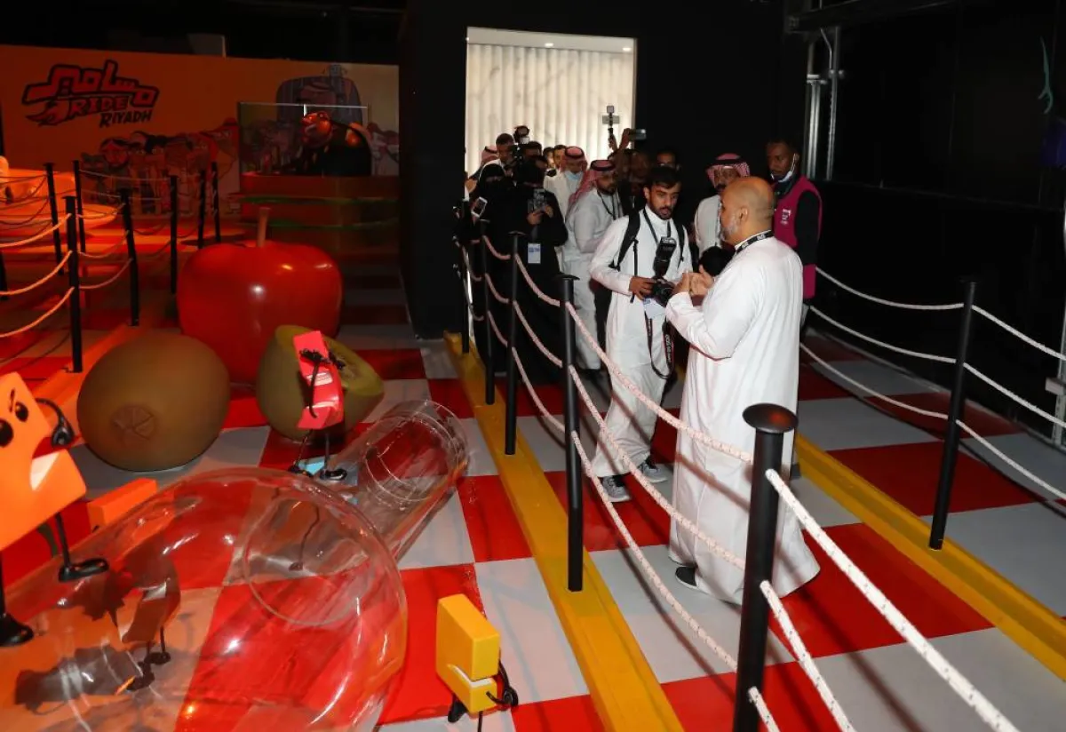 علاء باحطه اثناء الشرح للاعلامين