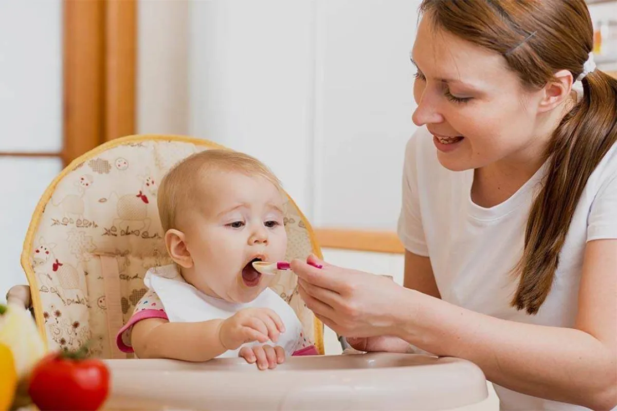 صورة لأم تطعم طفلها