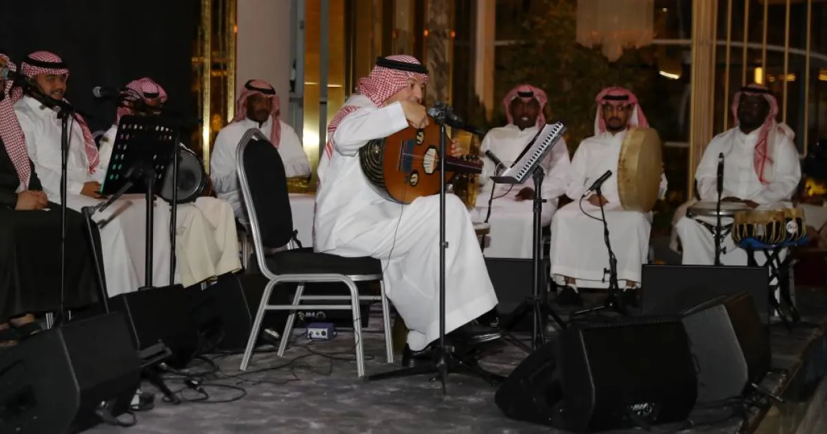 طلال سلامة وهو يؤدي احد الاغاني