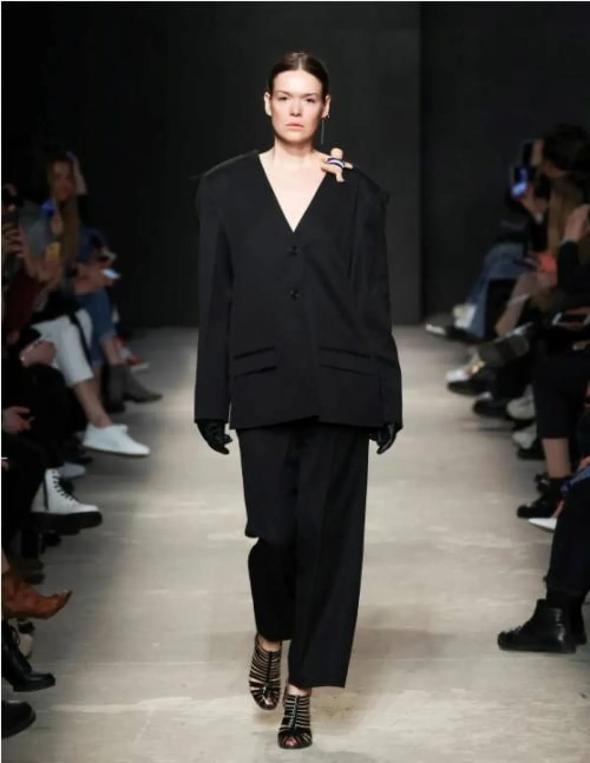 بدلة رسمية بإطلالة شبابية من 1377