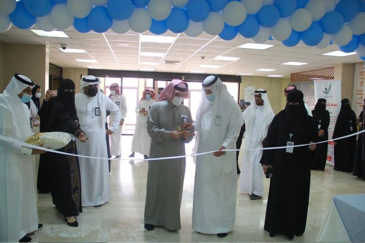 رئيس الجمعية أثناء افتتاح فعاليات الحملة (الصورة من إدارة العلاقات العامة بالجمعية)