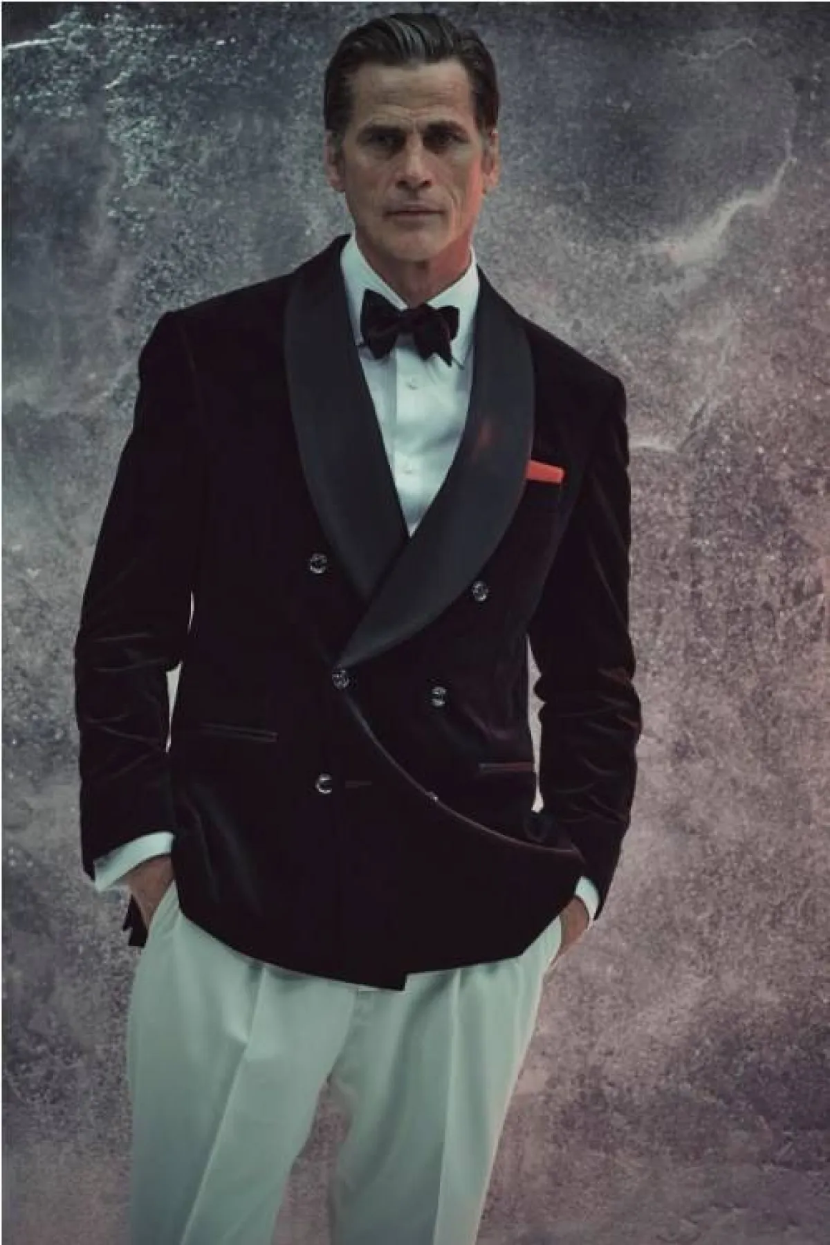 قميص رسمي باللون الأبيض مع البدلة الرسمية وربطة العنق من برونيللو كوتشينيللي Brunello Cucinelli