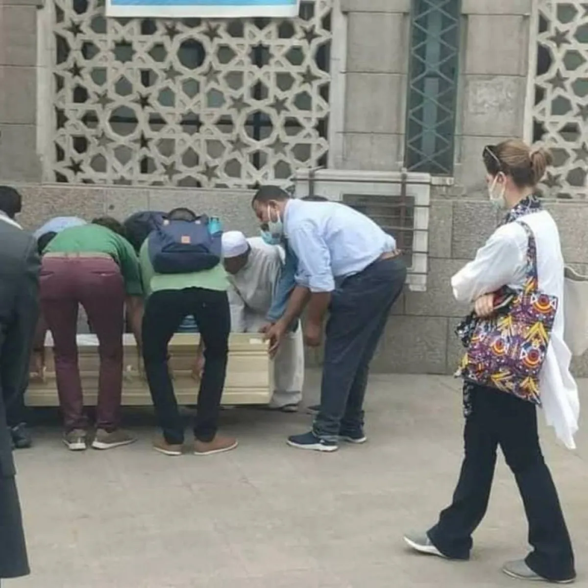 يسرا اللوزي من جنازة والدها - الصورة من صفحتها على الفيس بوك