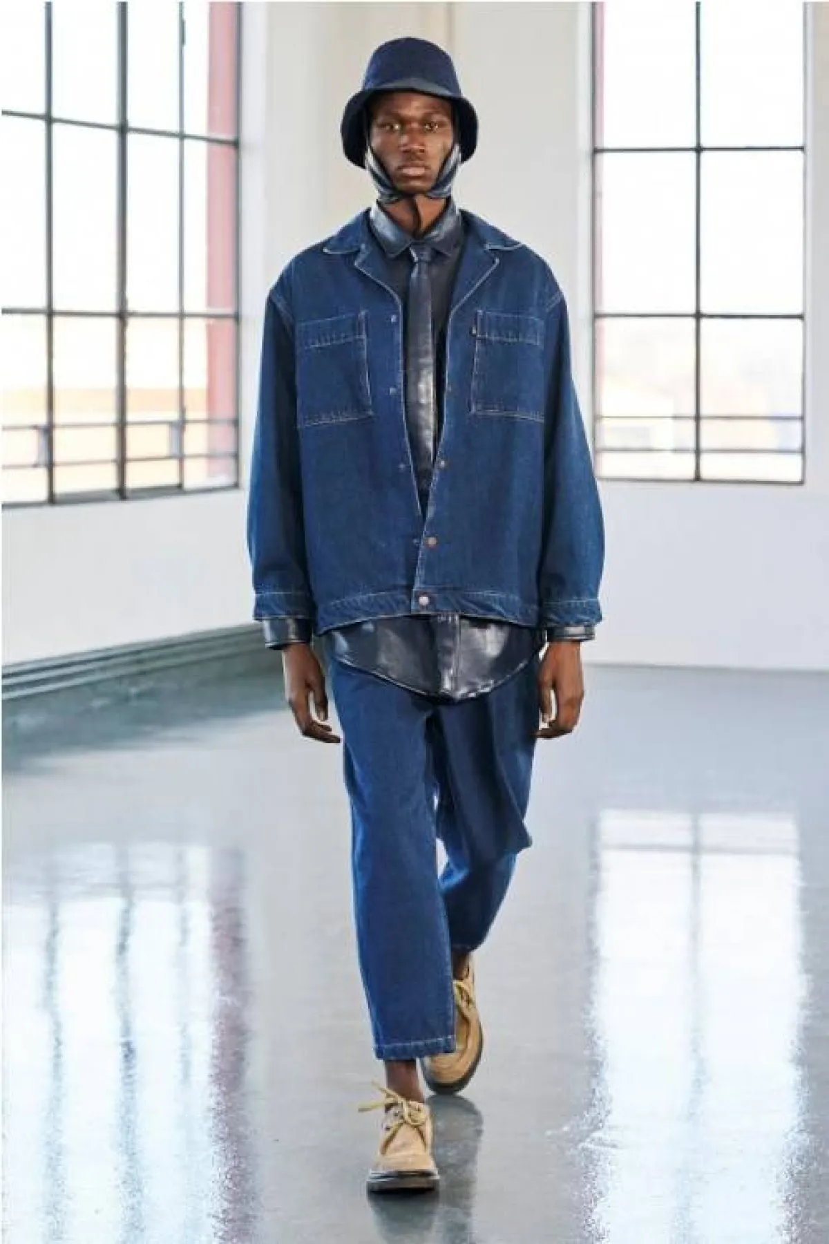 بنطلون جينز وقميص كاجوال لإطلالة مميزة من دافيد كاتالان David Catalan