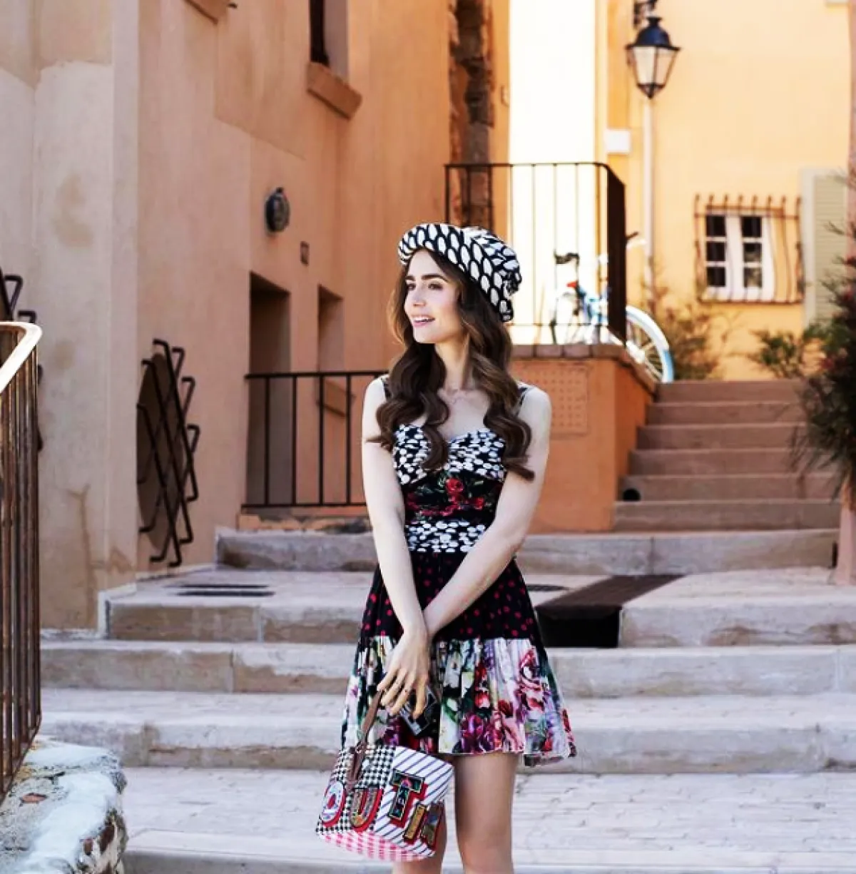 ليلي كولينز ترتدي الفستان المطبع