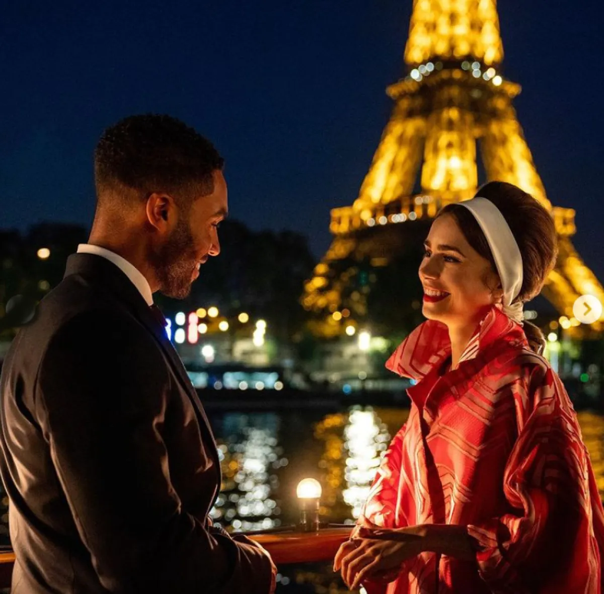 ليلي كولينز تضع عصبة على الرأس