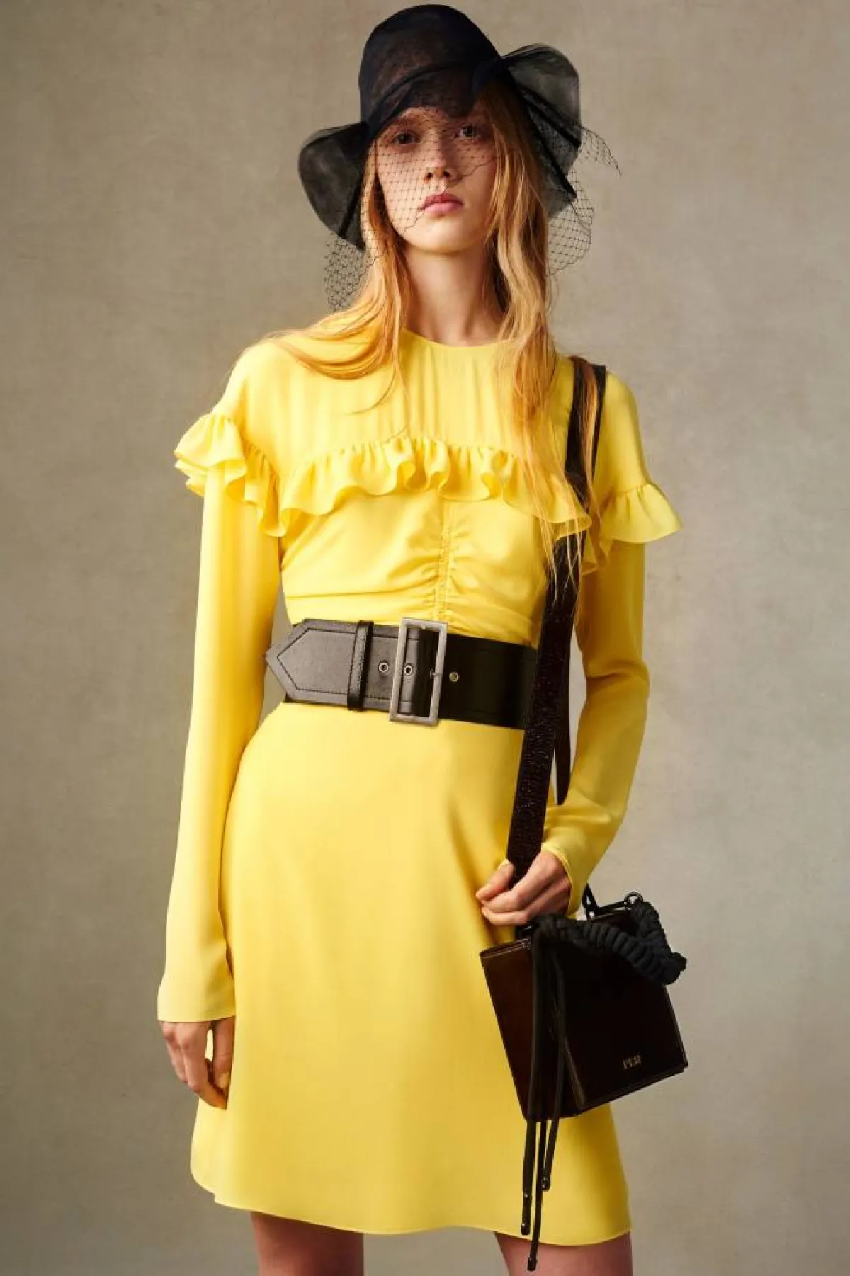 إطلالات باللون الأصفر