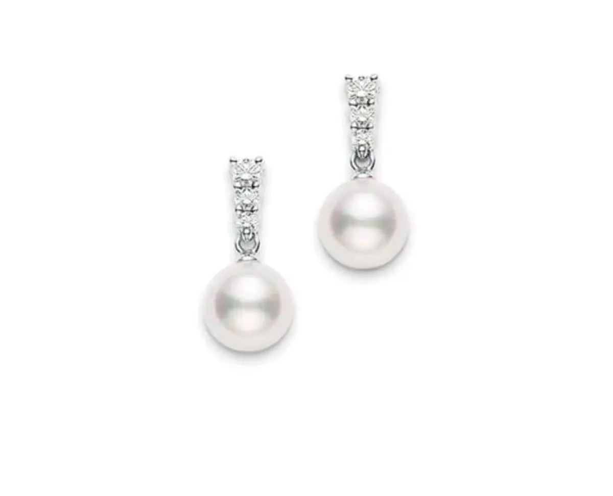 اقراط متدلية مزينة باللؤلؤ من Miki Moto 