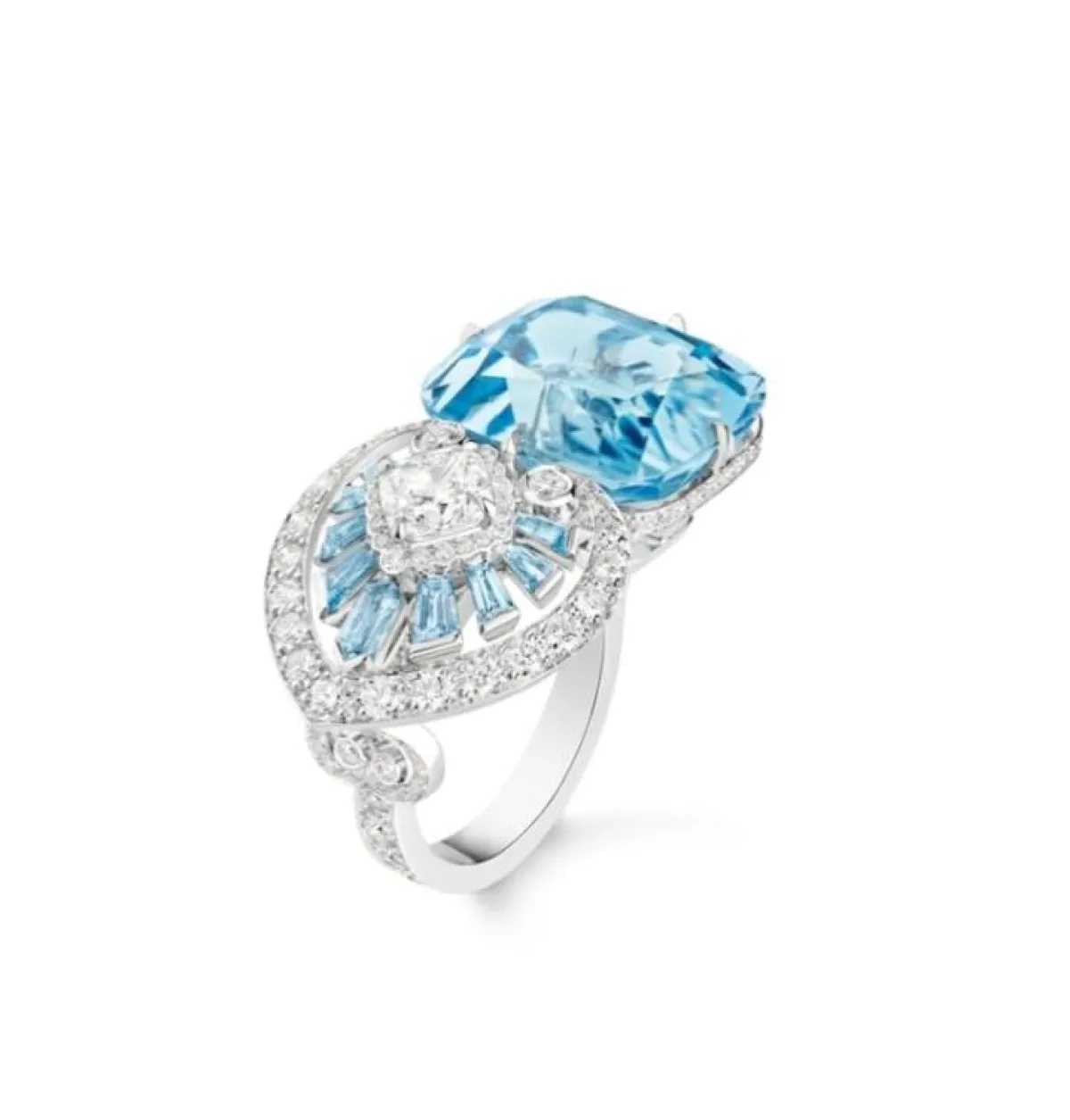 خاتم بحجر الزبرجد على شكل قلب من شوميه Chaumet  