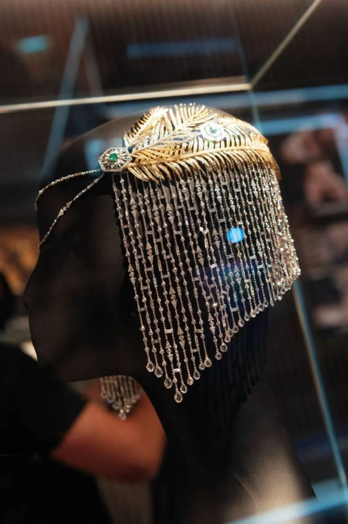 طوق رأس استثنائي في تعاون لدار معوّض مع مصممة المجوهرات الإماراتية سلامة خلفان