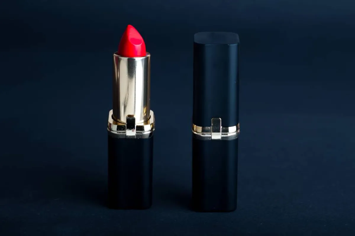 طرق التخلّص من بقع أحمر الشفاه من العباية الفاتحة 