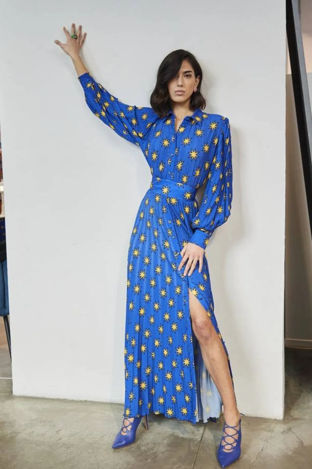 فستان بليسيه كريب بتنورة ذات شق أمامي