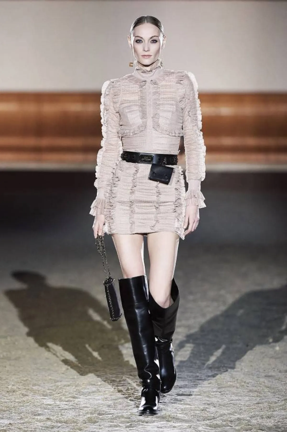 فستان بليسيه من قماش التول بتنورة قصيرة وأكمام طويلة