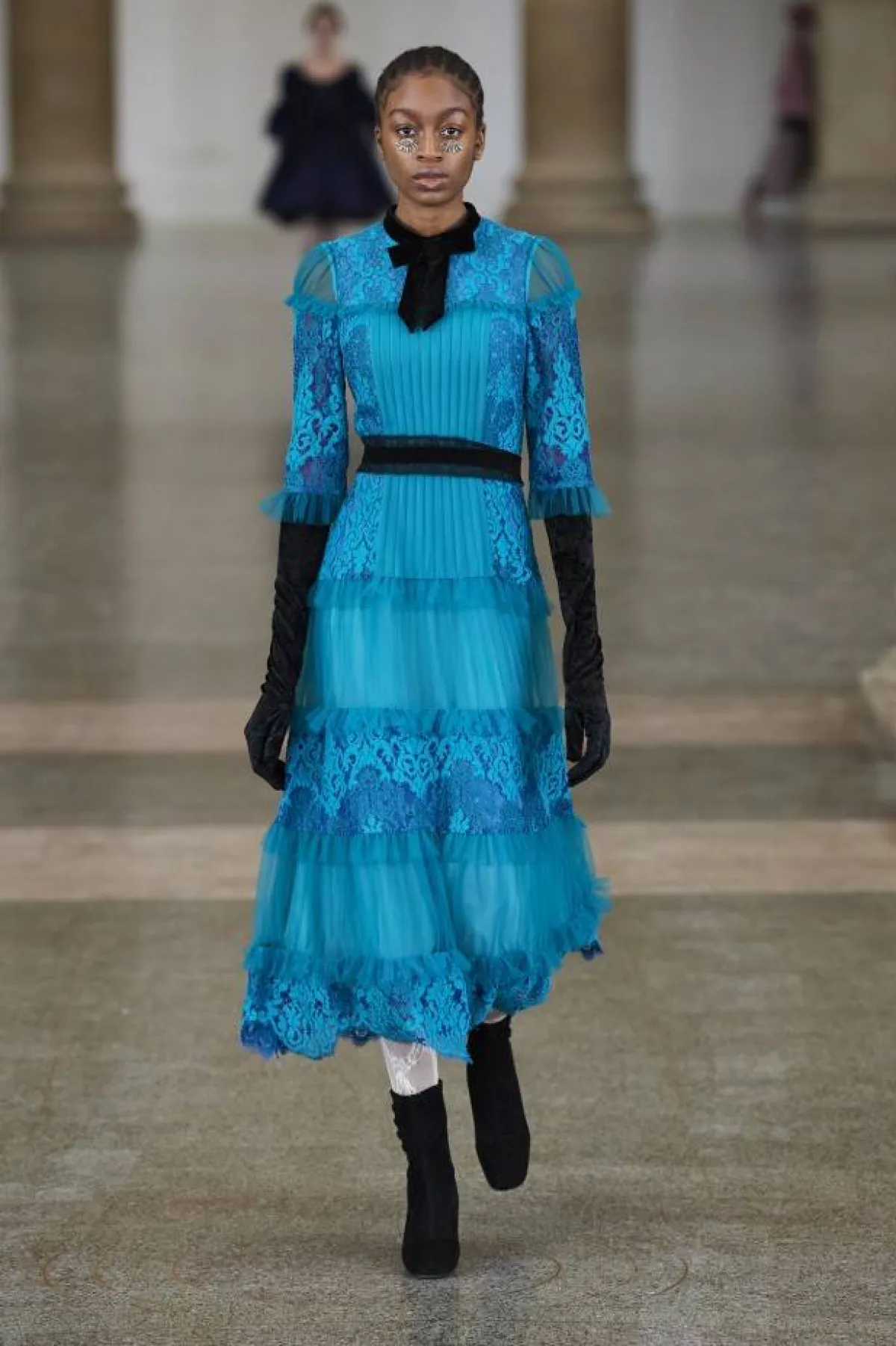 فستان بليسيه بتنورة ميدي من الدانتيل والتول