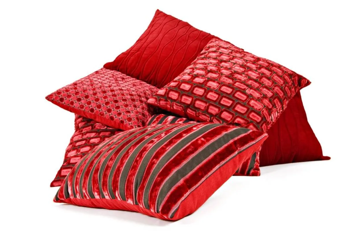 حضور الأحمر في الديكور الداخلي مناسب لغرفة فسيحة