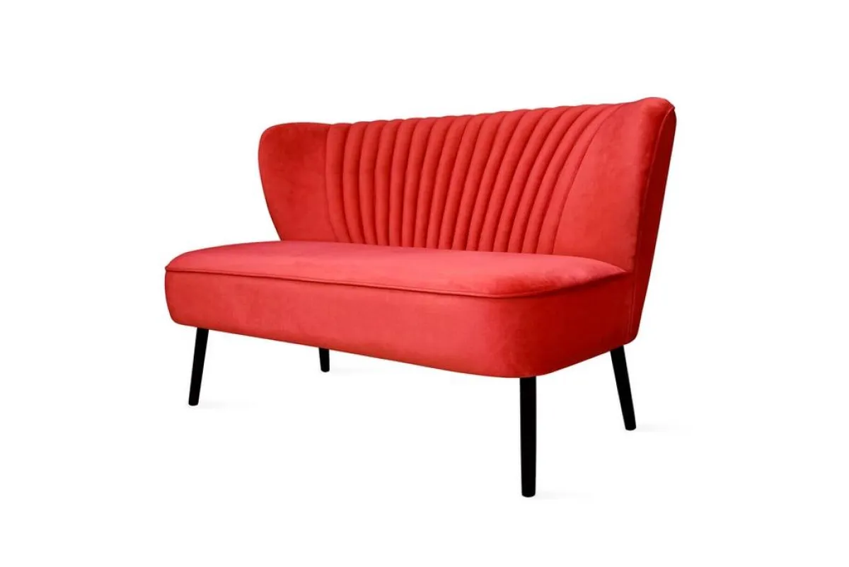 أريكة من المخمل الأحمر