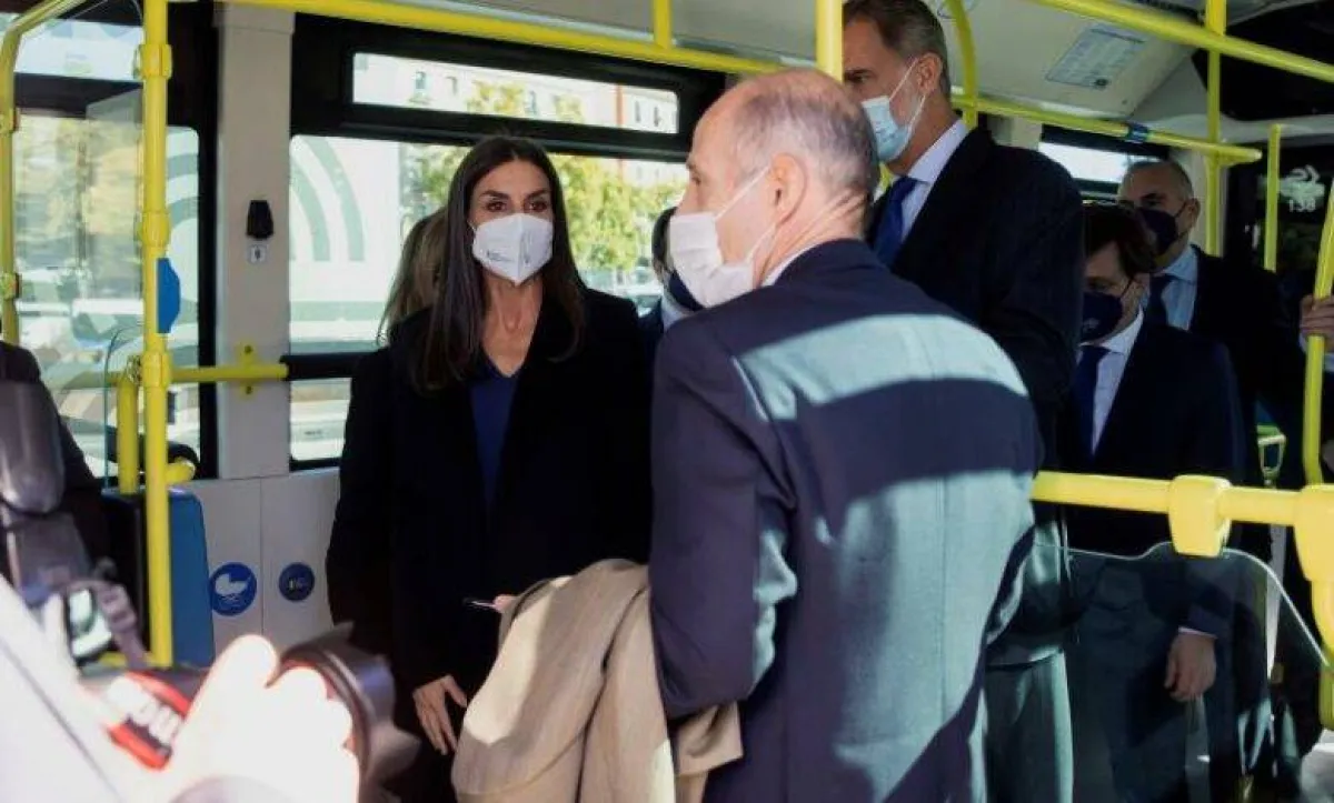 الملك فيليب والملكة ليتيزيا في إحدى الحافلات- الصورة من موقع La Prensa Latina