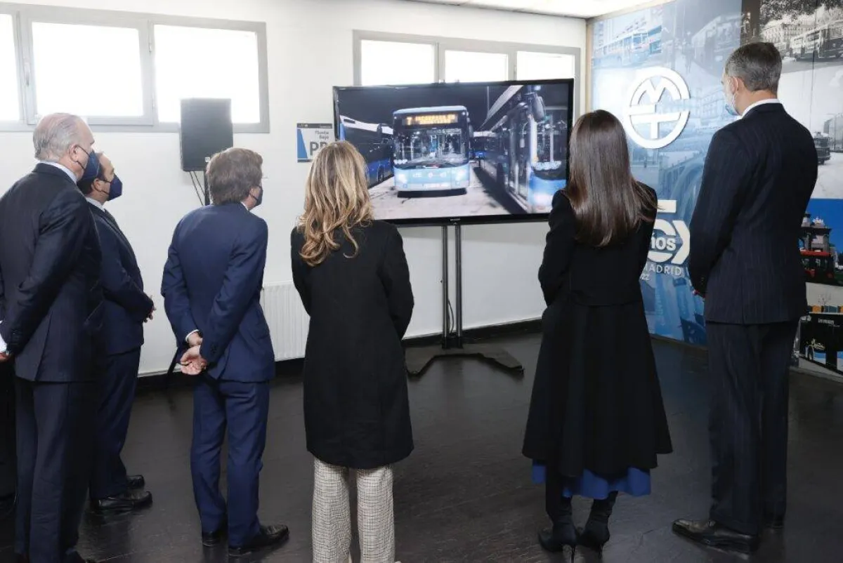 الملك والملكة في مركز عمليات المؤسسة البلدية للنقل- الصورة من موقع Royal Central