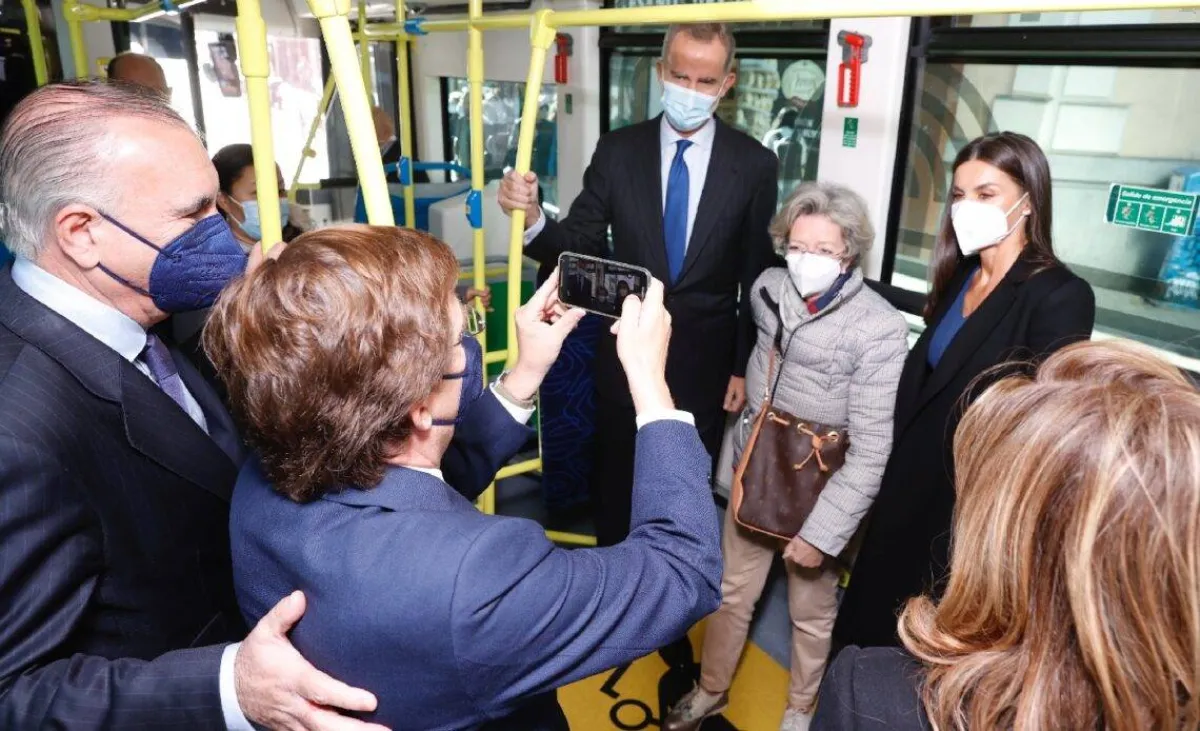 الملك فيليب والملكة ليتيزيا مع الركاب- الصورة من موقع Royal central