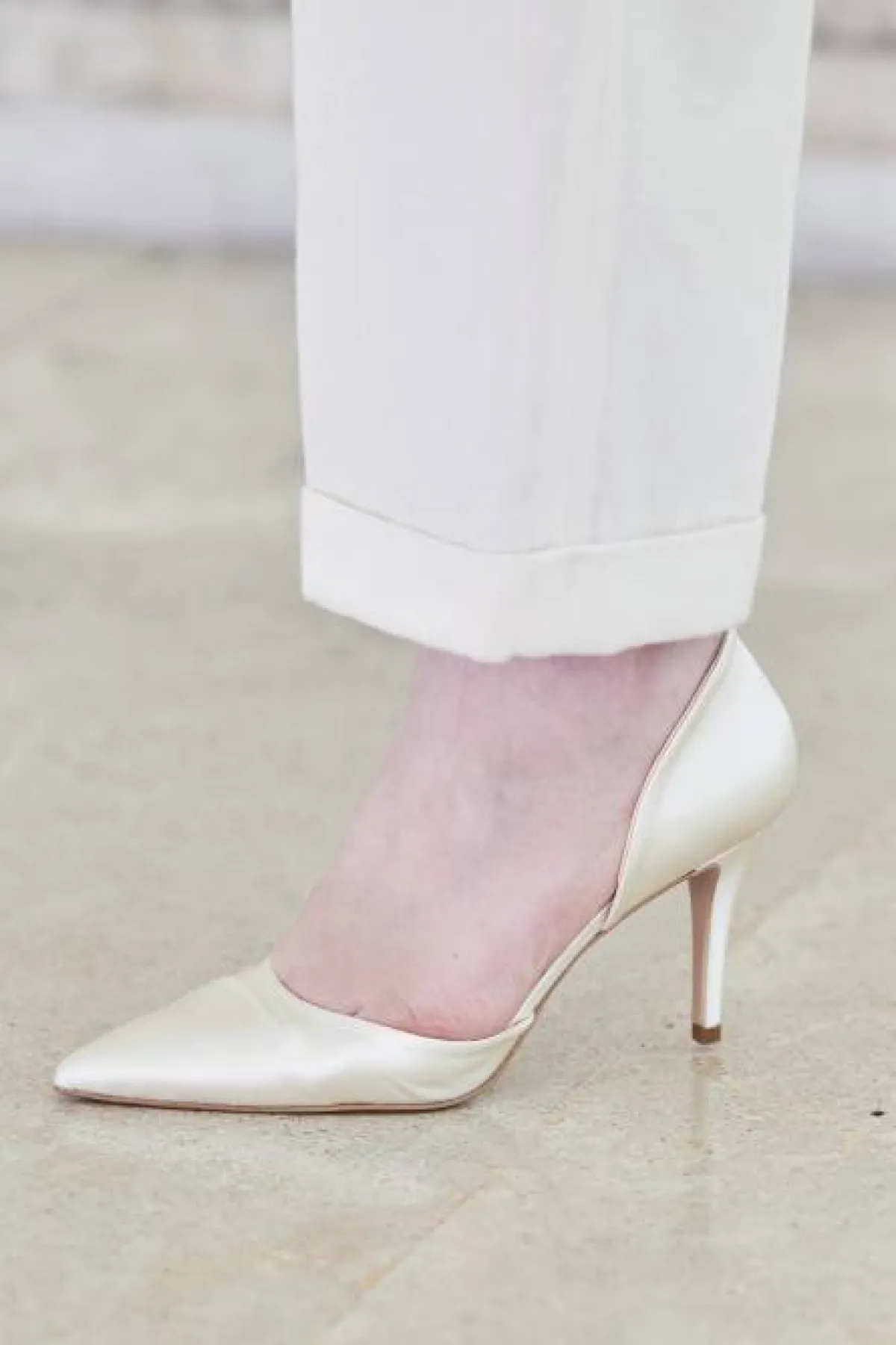 حذاء بكعب عالي من الساتان الأوف وايت