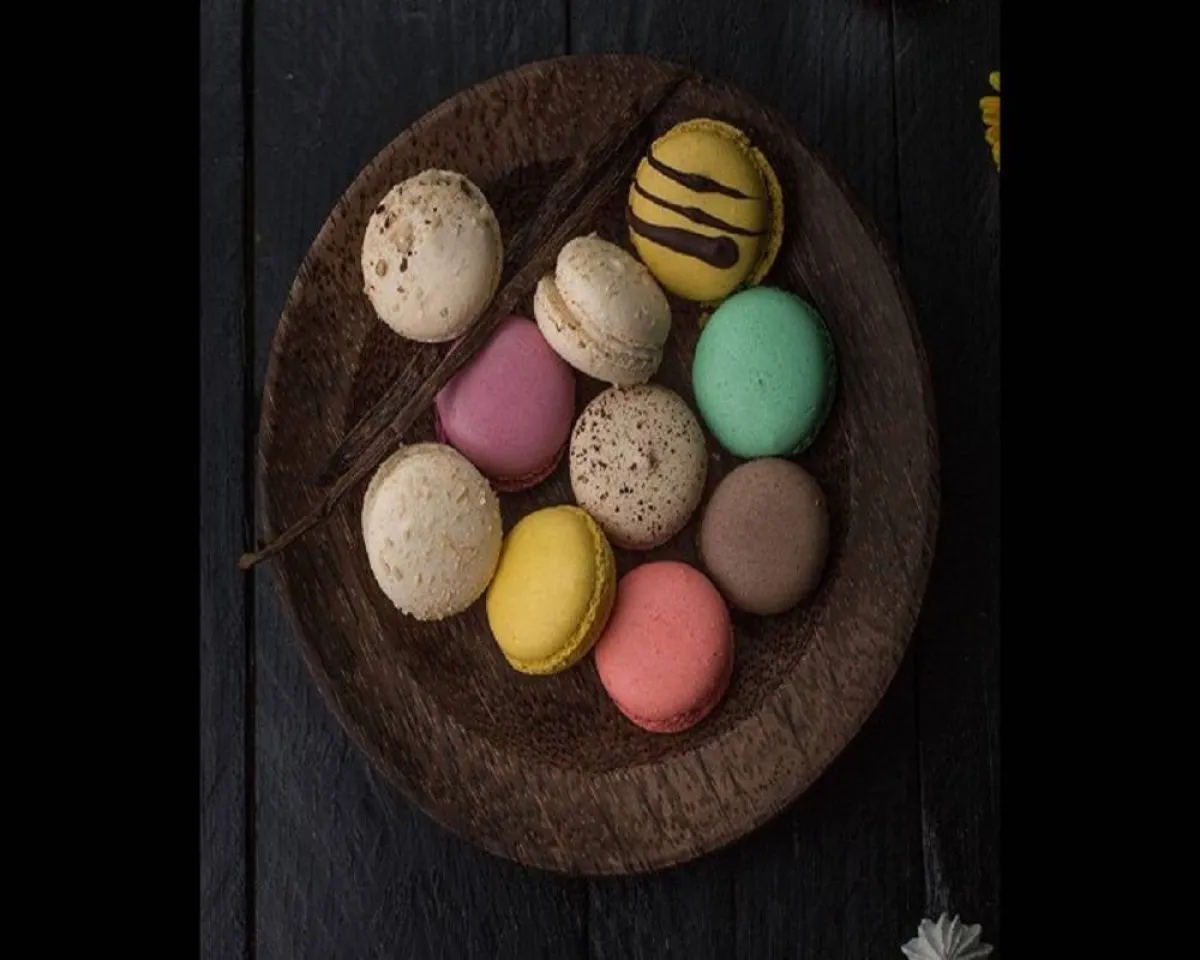 صورة لطبق من حلوى الماكرون