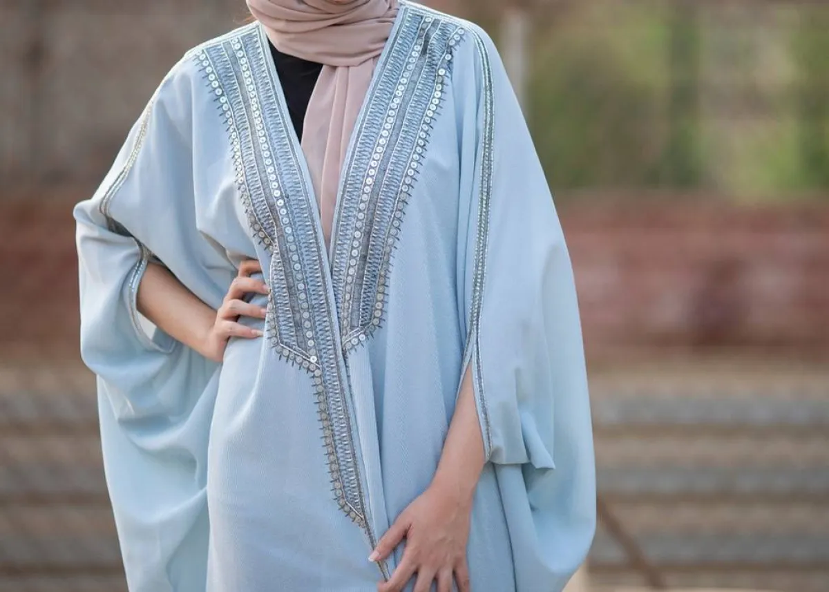 خطوات التخلّص من بقع المكياج من العباية الفاتحة  