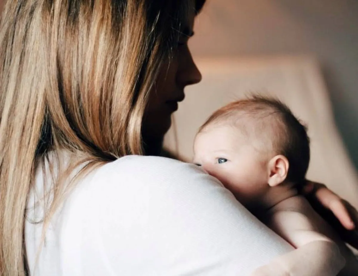 صورة لأم تهدهد رضيعها