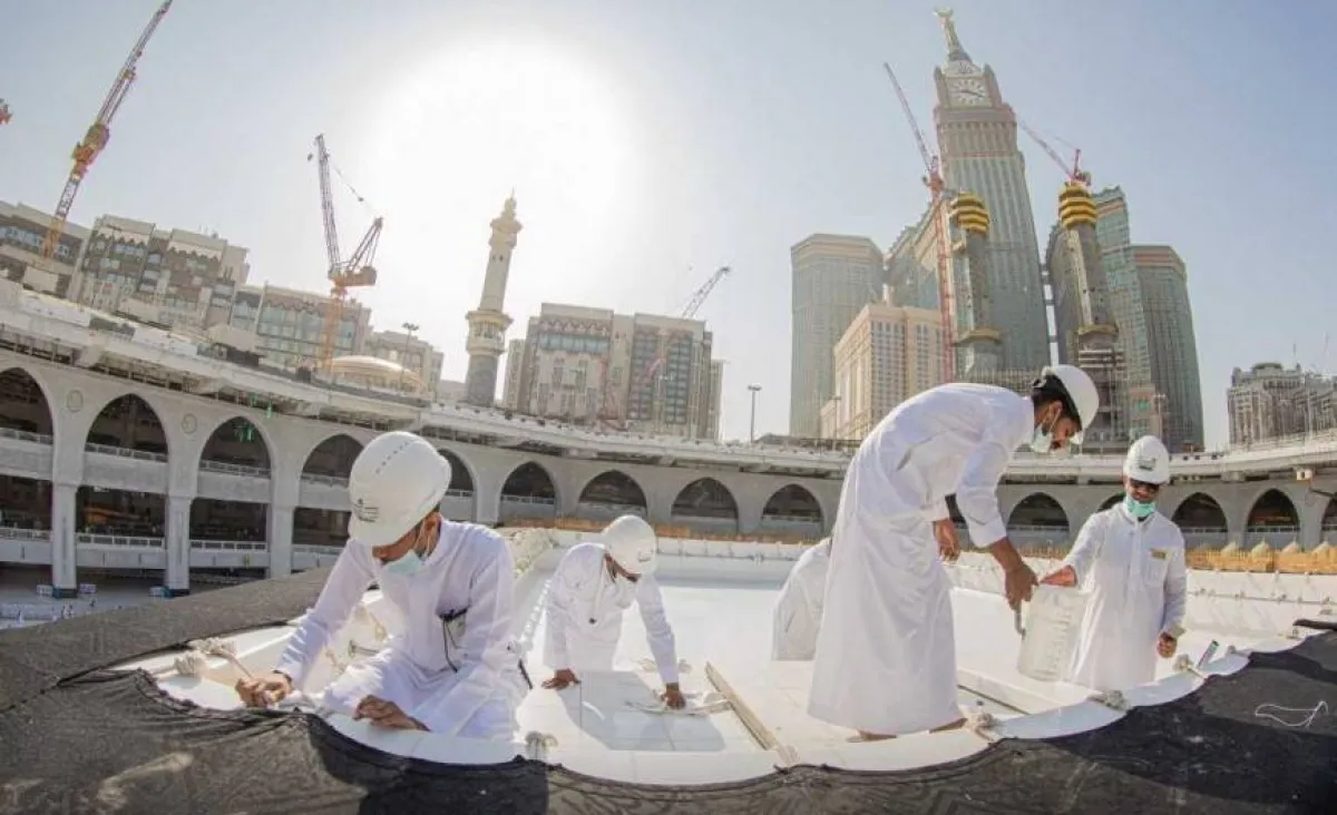تطهير سطح الكعبة المشرفة بأيدي وطنية ومختصة