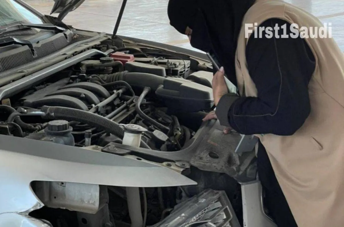 هاجر اليوسف أول مقيّمة سعودية معتمدة لأضرار حوادث السيارة- الصورة من حساب أول سعودية على تويتر