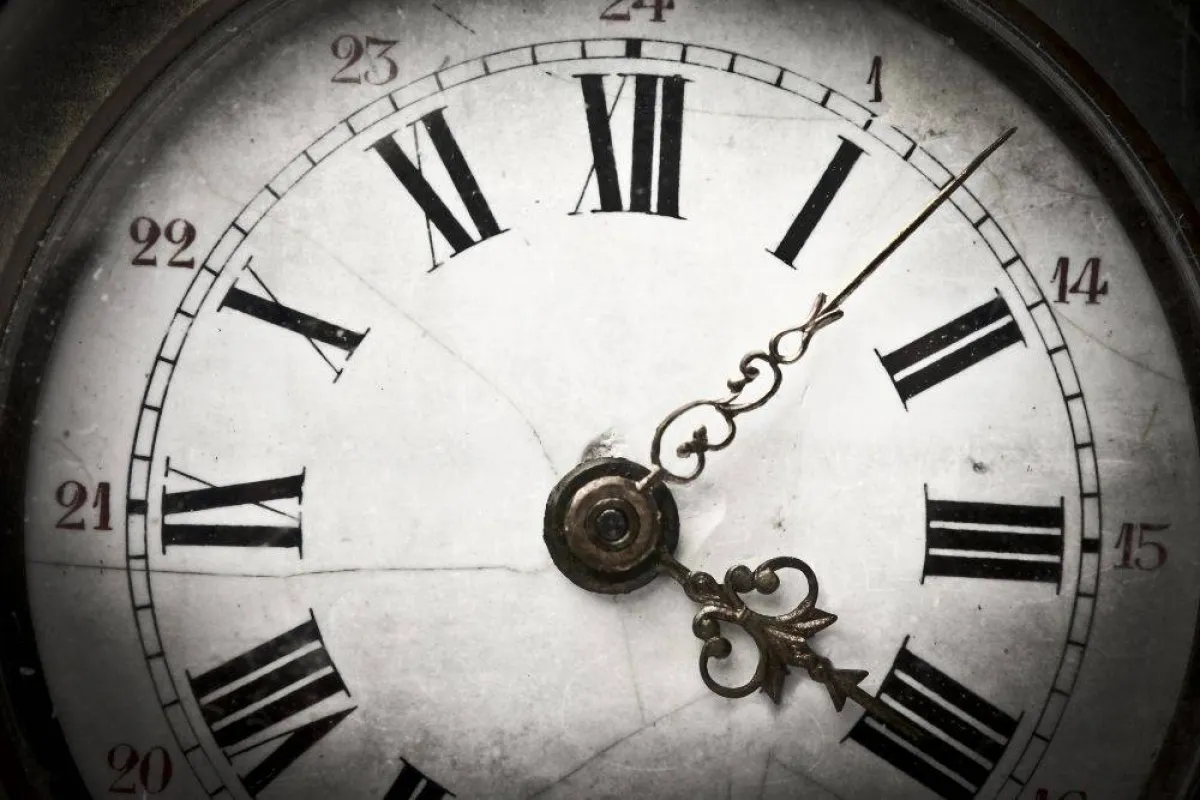 صورة تظهر ساعة تدل على الوقت