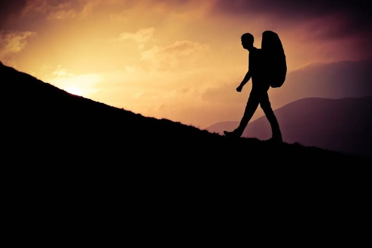 صورة تظهر رجل يمارس التسلق