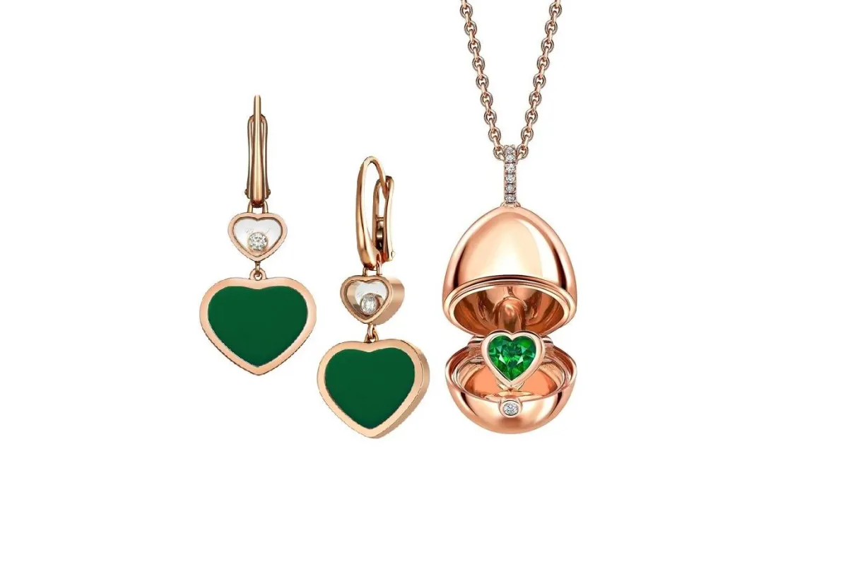 مجوهرات مرصّعة بأحجار كريمة على شكل قلب