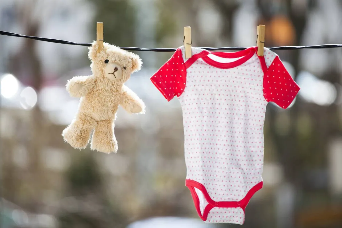 صورة لثياب وألعاب المولود 