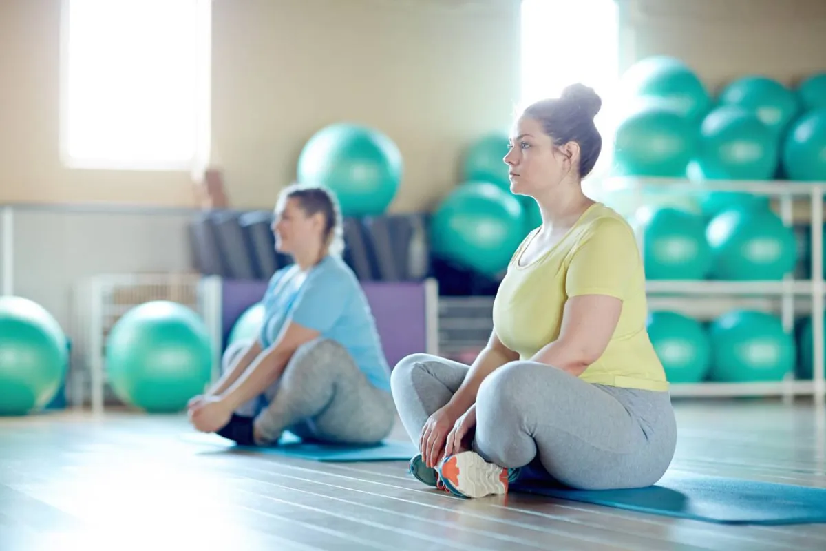 صورة لنساء يمارسن تمارين البطن عبر التنفس