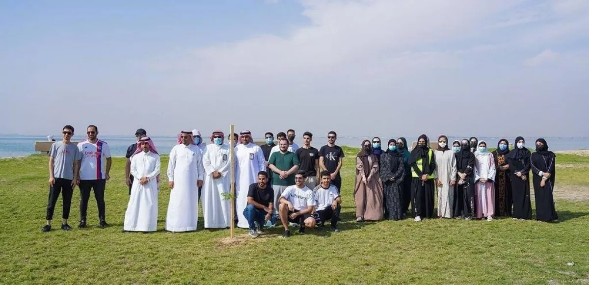 الطلبة المشاركون في المبادرة في لقطة جماعية مع المسؤولين في مؤسسة الأمير محمد بن فهد الإنسانية (الصورة من إدارة العلاقات)