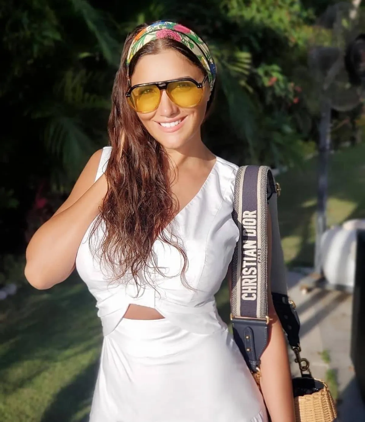 مي عمر بنظارة شمسية مُنعشة