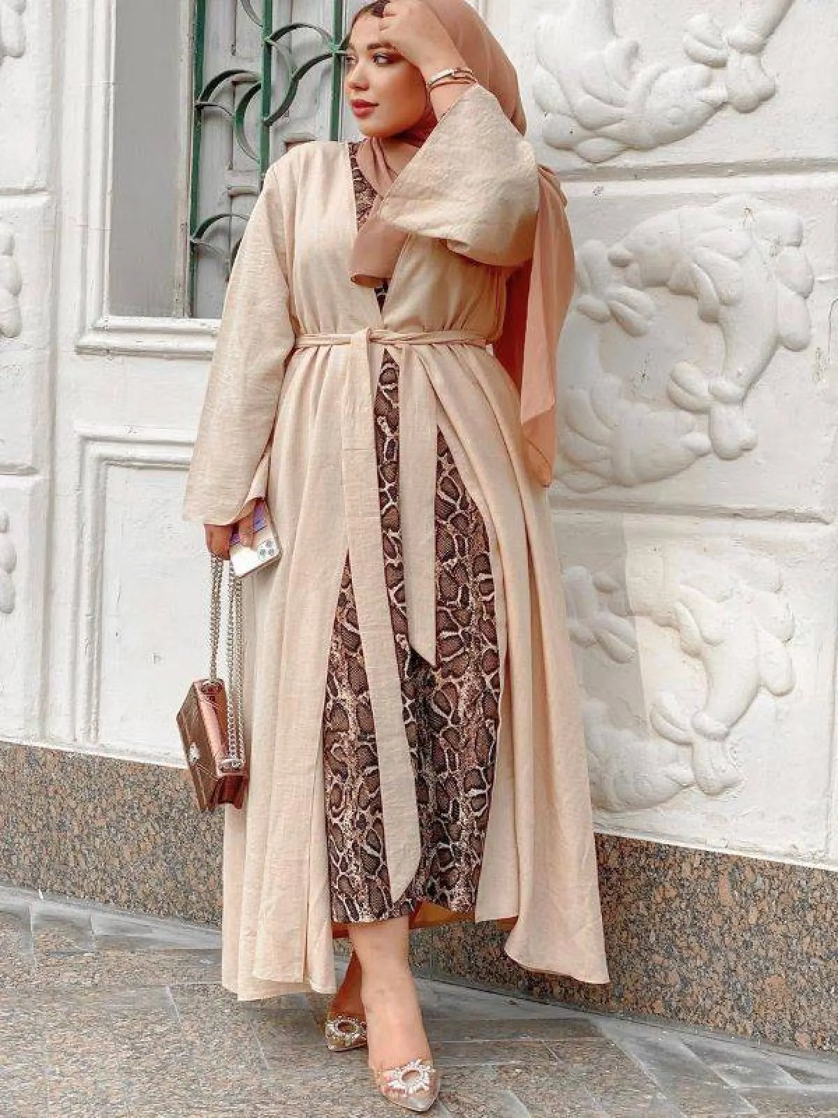 حنان الحكيم بعباية بربطة في الخصر