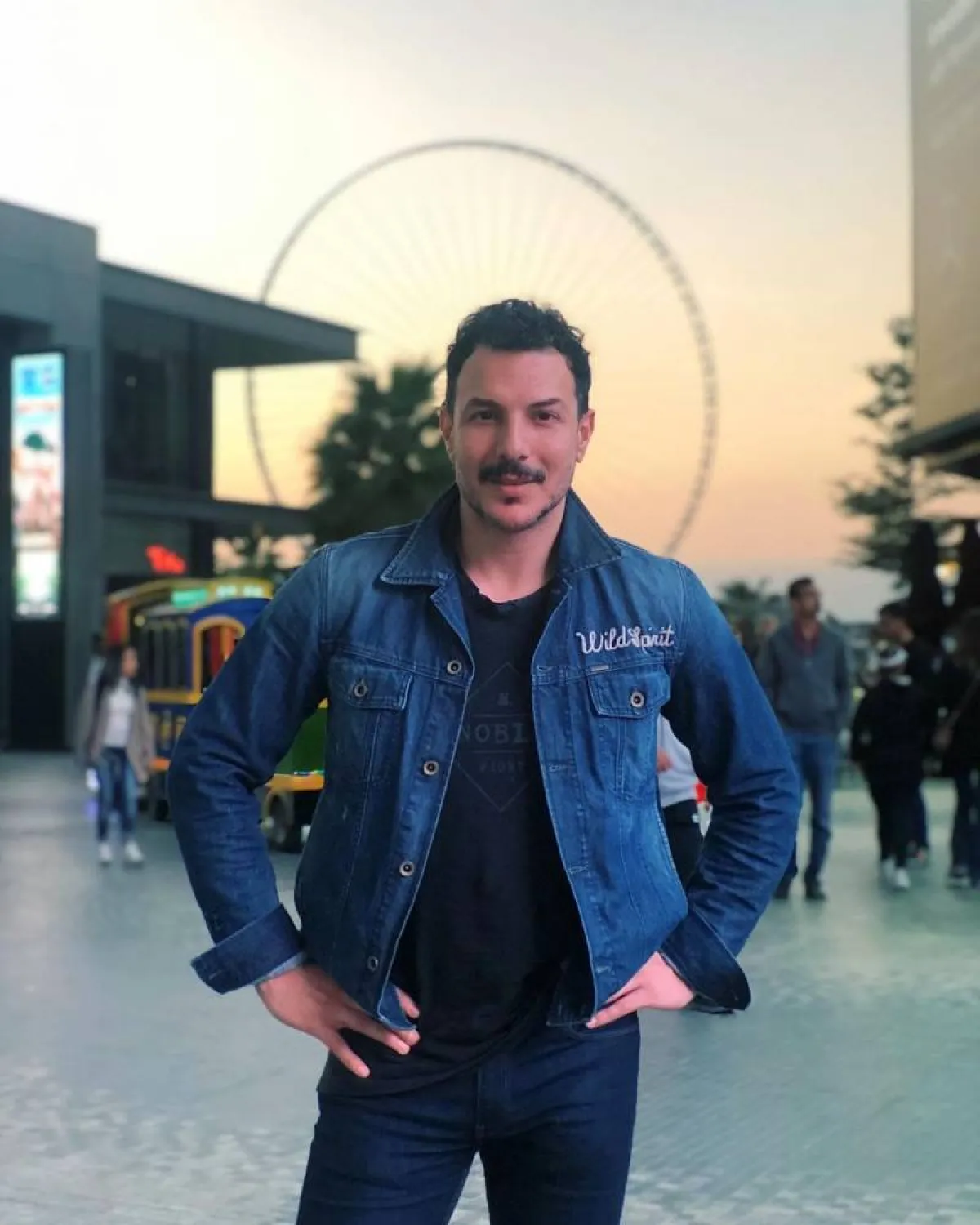 إطلالات النجوم بالجينز