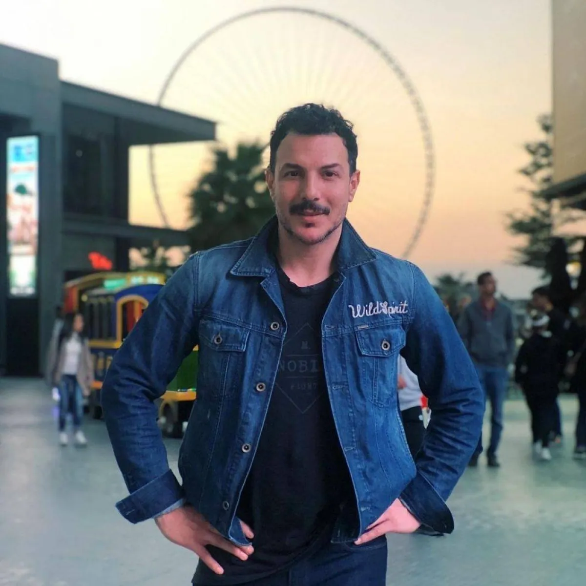 إطلالات النجوم بالجينز