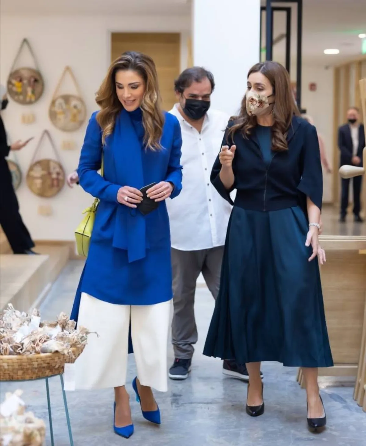 الملكة رانيا بالسروال الأبيض