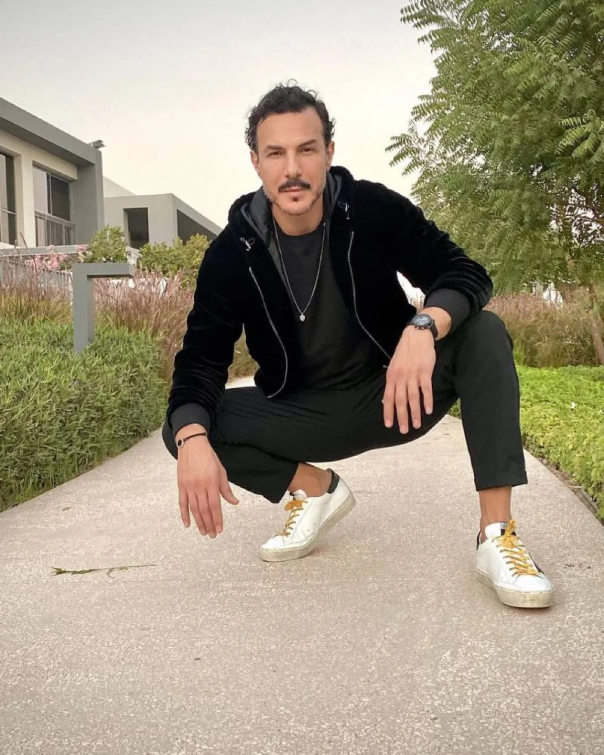 باسل خياط بحذاء رياضي باللون الأبيض