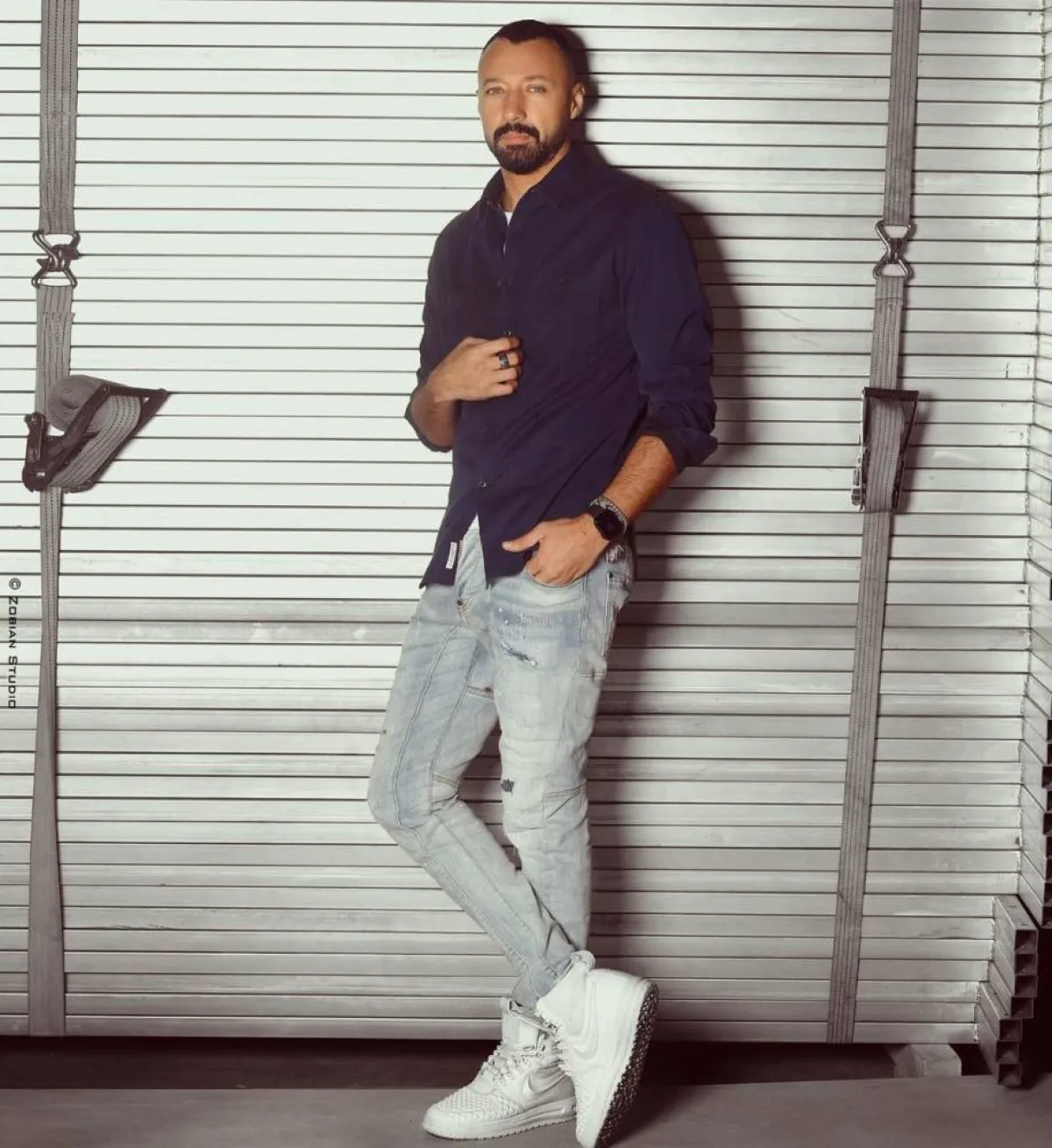 أحمد فهمي بحذاء رياضي باللون الأبيض